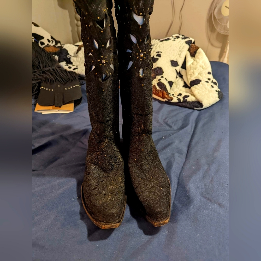 Corral, SZ 9. Black with gold accents